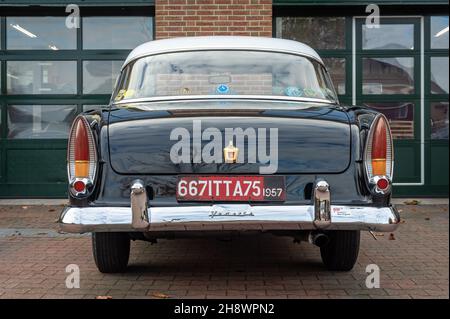 BRUMMEN, PAESI BASSI - 23 ottobre 2021: La Simca Vedette è stata fabbricata dal 1954 al 1961 dall'automatrice francese Simca Foto Stock