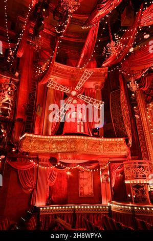 Londra, Regno Unito. 2 dicembre 2021. Moulin Rouge! The Musical al Piccadilly Theatre, 2 dicembre 2012, Londra, Regno Unito. Credit: Picture Capital/Alamy Live News Foto Stock