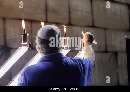 Fort Lauderdale, Stati Uniti. 01 dicembre 2021. La gente partecipa alla celebrazione dell'illuminazione del Grand menorah il 01 dicembre 2021 al Centro Ebraico Las Olas Chabad a Fort Lauderdale, Florida. (Foto di Yaroslav Sabitov/YES Market Media/Sipa USA) Credit: Sipa USA/Alamy Live News Foto Stock