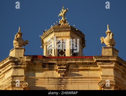 BALZAN, MALTA - 09 maggio 2021: Primo piano della cupola della lanterna della Parrocchia di Balzan, Malta Foto Stock