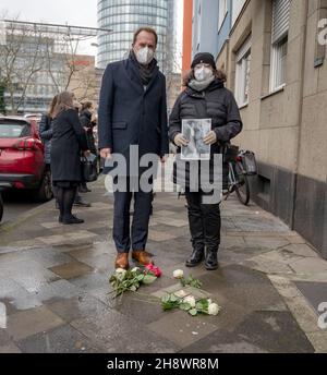 Duesseldorf, Germania. 2 dicembre 2021. Il Signore Sindaco della città di Düsseldorf, Stephan Keller (CDU), e Hildegard Jakobs, storico e vicedirettore del Mahn- und Gedenkstätte, si trovano di fronte a due Stolpersteine su Venloer Straße. I due Stolpersteine erano stati strappati dalla strada con la forza nel distretto di Pempelfort all'inizio di novembre. Due settimane dopo, un cittadino scoprì le pietre rubate in un parco e le portò alla polizia. Ora sono stati rimessi in atto. Credit: Malté Krudewig/dpa/Alamy Live News Foto Stock