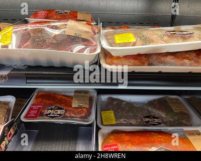 Hephzibah, GA USA - 12 02 21: Interni negozio di alimentari KJs Foto Stock