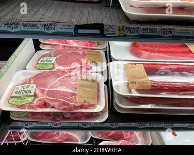 Hephzibah, GA USA - 12 02 21: Interni negozio di alimentari KJs Foto Stock