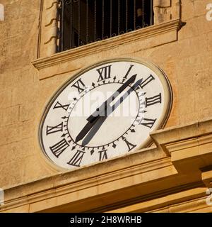 BALZAN, MALTA - 09 maggio 2021: L'orologio sul campanile unico della Chiesa Parrocchiale di Balzan, Malta Foto Stock