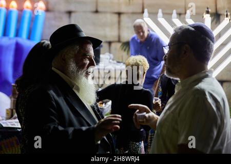 Fort Lauderdale, Stati Uniti. 01 dicembre 2021. La gente partecipa alla celebrazione dell'illuminazione del Grand menorah il 01 dicembre 2021 al Centro Ebraico Las Olas Chabad a Fort Lauderdale, Florida. (Foto di Yaroslav Sabitov/YES Market Media/Sipa USA) Credit: Sipa USA/Alamy Live News Foto Stock