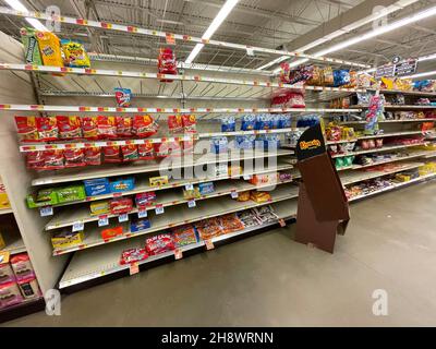 Hephzibah, GA USA - 12 02 21: Interni negozio di alimentari KJs Foto Stock