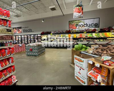 Hephzibah, GA USA - 12 02 21: Interni negozio di alimentari KJs Foto Stock