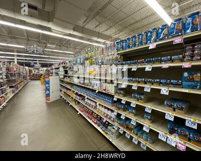 Hephzibah, GA USA - 12 02 21: Interni negozio di alimentari KJs Foto Stock