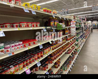 Hephzibah, GA USA - 12 02 21: Interni negozio di alimentari KJs Foto Stock