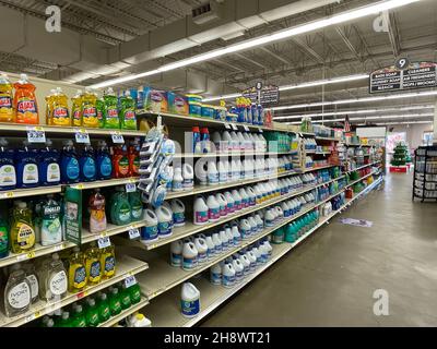 Hephzibah, GA USA - 12 02 21: Interni negozio di alimentari KJs Foto Stock