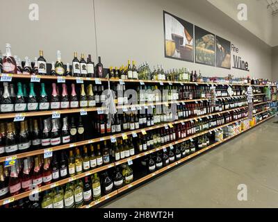 Hephzibah, GA USA - 12 02 21: Interni negozio di alimentari KJs Foto Stock