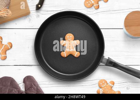 Preparazione dei biscotti di Natale. Il biscotto si trova nella padella sul tavolo da cucina. Vista dall'alto, piatto Foto Stock