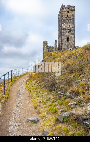 Torre bianca del castello medievale di Hazmburk Foto Stock