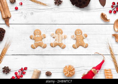 Biscotti di Natale felice su un tavolo di legno, circondato da decorazioni di Natale. Il concetto di preparazione del cibo e celebrazioni durante la famiglia New Foto Stock