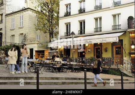 Francia, Parigi (75) 18 ° arrondissement, 2021 luci di Natale, quartiere Abbesses Montmartre, Place Emile Goudeau area, terrazza di caffè r Foto Stock