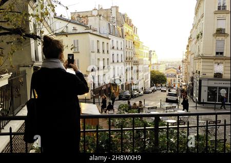 Francia, Parigi (75) 18 ° arrondissement, 2021 luci di Natale, quartiere Abbesses Montmartre, Place Emile Goudeau area, terrazza di caffè r Foto Stock