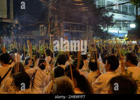 BANGKOK, THAILANDIA - 28 novembre 2021: Processione di persone con candele durante l'annuale Festival vegetariano, Talad noi, Bangkok, Thailandia Foto Stock