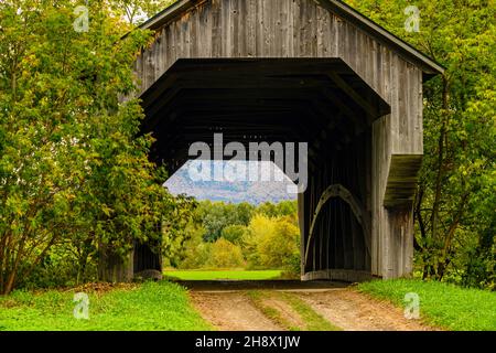 Gates Farm ponte coperto che attraversa il fiume Seymour, Cambridge, Vermont, USA Foto Stock