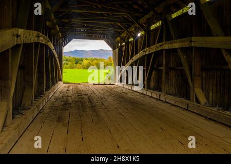 Gates Farm ponte coperto che attraversa il fiume Seymour, Cambridge, Vermont, USA Foto Stock