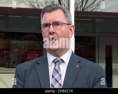 Il leader del DUP Sir Jeffrey Donaldson parla ai giornalisti durante una visita al Greater Shankill Community Council nella parte ovest di Belfast, giovedì pomeriggio. Data foto: Giovedì 2 dicembre 2021. Sir Jeffrey Donaldson ha detto che parlerà ai suoi colleghi del partito per i messaggi di salute pubblica nella pandemia del coronavirus. Il suo partito è stato accusato di inviare messaggi misti, ma Sir Jeffrey ha insistito che la posizione del suo partito è chiara, seguire i consigli di salute pubblica e incoraggiare altri a farlo. Foto Stock