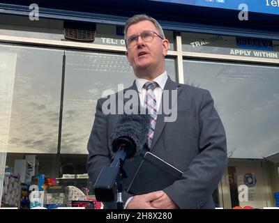 Il leader del DUP Sir Jeffrey Donaldson parla ai giornalisti durante una visita al Greater Shankill Community Council nella parte ovest di Belfast, giovedì pomeriggio. Data foto: Giovedì 2 dicembre 2021. Sir Jeffrey Donaldson ha detto che parlerà ai suoi colleghi del partito per i messaggi di salute pubblica nella pandemia del coronavirus. Il suo partito è stato accusato di inviare messaggi misti, ma Sir Jeffrey ha insistito che la posizione del suo partito è chiara, seguire i consigli di salute pubblica e incoraggiare altri a farlo. Foto Stock