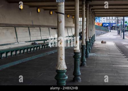 Un vecchio rifugio coperto disordinato sul lungomare di Margate Foto Stock