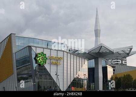 Grozny, Russia - 13 settembre 2021: Vista sull'edificio Grozny Mall nella capitale della Repubblica cecena nella Federazione Russa Foto Stock