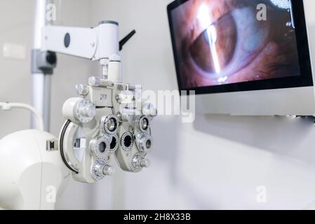 Moderna attrezzatura professionale di forotteri con monitor a schermo per l'esame della vista in clinica medica Foto Stock