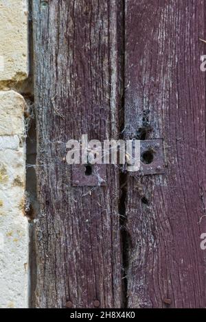 Serratura di ferro su una vecchia porta di legno in un edificio abbandonato in un castello francese a la Loire Foto Stock