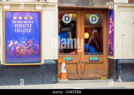 I lavoratori di abiti protettivi sono visti all'interno di un teatro nel centro di Londra. Foto Stock