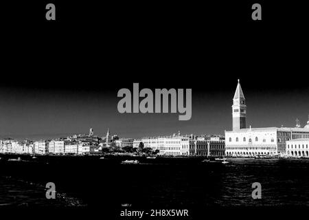 Interpretazione artistica in bianco e nero di un paesaggio classico a Venezia, Piazza San Marco. Vista dal canale Giudecca. Foto Stock