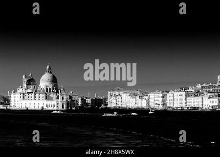 Interpretazione artistica in bianco e nero di un paesaggio classico a Venezia, Piazza San Marco. Vista dal canale Giudecca. Foto Stock