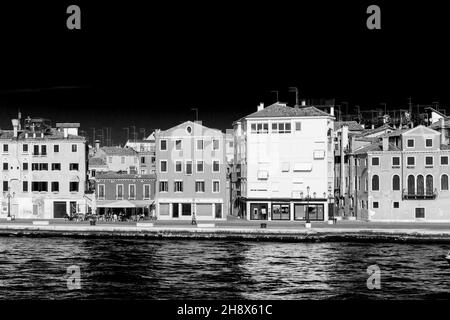 Interpretazione artistica in bianco e nero di un paesaggio classico a Venezia. Vista dal canale Giudecca. Foto Stock