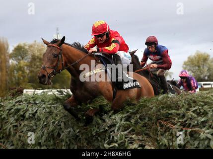 Foto del file datata 06-11-2021 di Mac Tottie guidato da James Bowen prima di andare a vincere la Betway Grand Sefton handicap Chase durante il Betway Autumn Raceday all'ippodromo di Aintree, Liverpool. Mac Tottie punta per un unico doppio nella Unibet Becher handicap Chase ad Aintree il Sabato. Data di emissione: Giovedì 2 dicembre 2021. Foto Stock