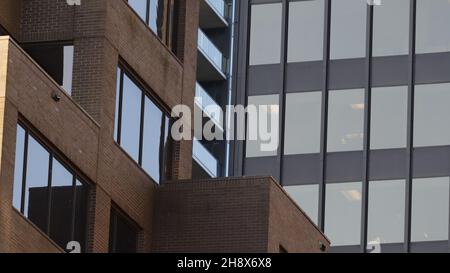 Edificio moderno con una struttura moderna in vetro Foto Stock