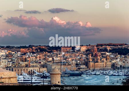 Vista aerea del paesaggio urbano di Valletta, Malta al tramonto Foto Stock