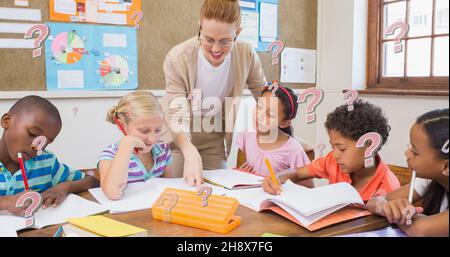 Composito digitale di insegnanti sorridenti che guidano gli studenti in classe con punti interrogativi Foto Stock