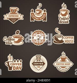 Logo del caffè. Tazza con chicchi di caffè simboli per logo design stilizzato vapore di bevande calde recenti modelli di badge vettoriali Illustrazione Vettoriale