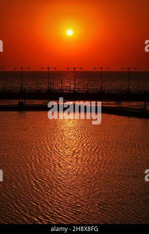 Circuito atmosfera - tramonto. Gran Premio dell'Arabia Saudita, giovedì 2 dicembre 2021. Jeddah, Arabia Saudita. Foto Stock