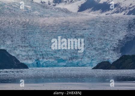 Blue Ice che forma un ghiacciaio nei molti fiordi dell'Alaska Foto Stock