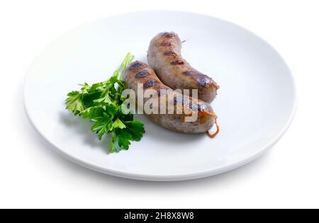 Salsiccia di fegato fatta in casa alla griglia su piatto bianco. Foto Stock