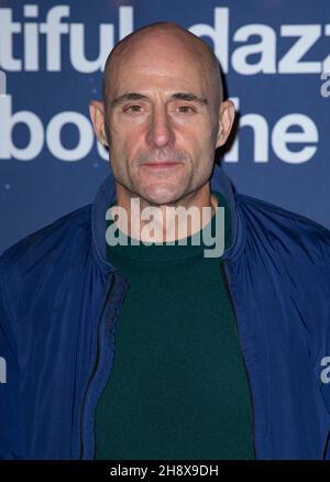 Londra, Regno Unito. 01 dicembre 2021. Mark strong partecipa allo spettacolo di apertura del curioso incidente del cane di notte al Wembley Park Theatre di Londra. Credit: SOPA Images Limited/Alamy Live News Foto Stock