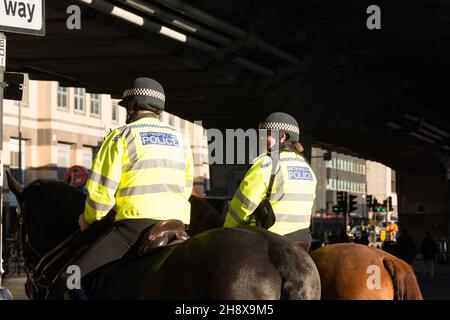 Due Police a cavallo a Hammersmith, Londra occidentale, Inghilterra, Regno Unito Foto Stock