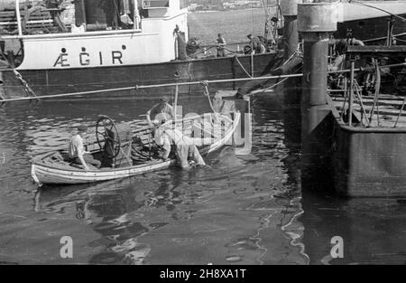 Polska, Zatoka Gdañska, 1946. Prace p³etwonurków przy uszkodzonym transportowcu Egir. Towarzyszy³ on wojskowemu transportowcowi Goya, zatopionemu w kwietniu 1945 r. podczas ewakuacji niemieckich uciekinierów z Prus Wschodnich na zachód. ms PAP/Miko³aj Sprudin Polonia, Baia di Danzica, 1946. I subacquei lavorano alla troupe distrutta Aegir che ha accompagnato Goya Troopship, affondato nell'aprile 1945 durante l'evacuazione dei rifugiati tedeschi dalla Prussia orientale ad ovest. ms PAP/Mikolaj Sprudin Foto Stock