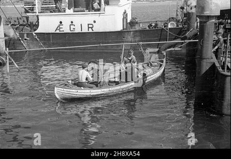 Polska, Zatoka Gdañska, 1946. Prace p³etwonurków przy uszkodzonym transportowcu Egir. Towarzyszy³ on wojskowemu transportowcowi Goya, zatopionemu w kwietniu 1945 r. podczas ewakuacji niemieckich uciekinierów z Prus Wschodnich na zachód. ms PAP/Miko³aj Sprudin Polonia, Baia di Danzica, 1946. I subacquei lavorano alla troupe distrutta Aegir che ha accompagnato Goya Troopship, affondato nell'aprile 1945 durante l'evacuazione dei rifugiati tedeschi dalla Prussia orientale ad ovest. ms PAP/Mikolaj Sprudin Foto Stock