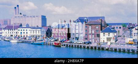 Poole, Dorset, Inghilterra. La banchina da una nave che si avvicina alla banchina del carbone, di fronte. Giugno/Luglio 1969. Foto Stock