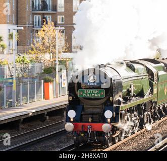 British Pullman 35028: Vapore attraverso la stazione di Kensington Olympia, Londra occidentale, Inghilterra, Regno Unito Foto Stock