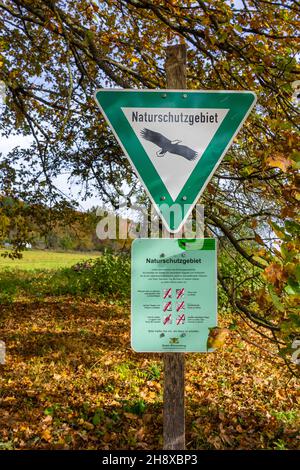 Neckargemuend, Germania - Oktober 31, 2021: Un segno con l'iscrizione Naturschutzgebiet (riserva naturale in lingua tedesca) segna l'inizio di un Foto Stock