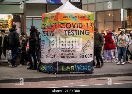 Test di Covid in Herald Square a New York il giorno dopo il Ringraziamento, Black Friday, 26 novembre 2021. L'Organizzazione Mondiale della Sanità ha riferito che una variante recentemente rilevata del coronavirus i Sud Africa è motivo di preoccupazione e i paesi hanno istituito restrizioni di viaggio da quella regione. (© Richard B. Levine) Foto Stock