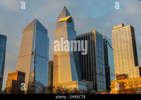 10 Hudson Yards, a sinistra, 30 Hudson Yards, centro e altri cantieri di Hudson Yards sviluppo a New York Domenica 28 novembre 2021. (© Richard B. Levine) Foto Stock